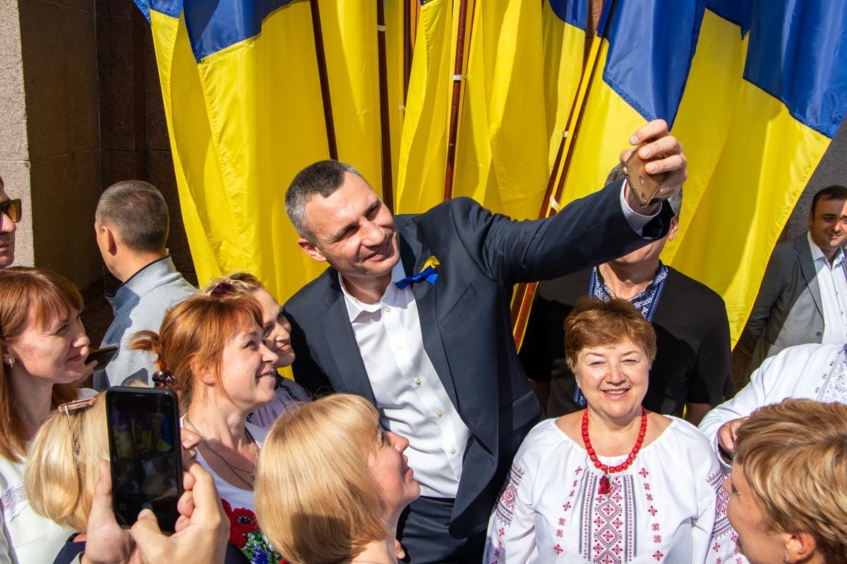 И тут селфи, и там селфи И тут селфи, и там селфи