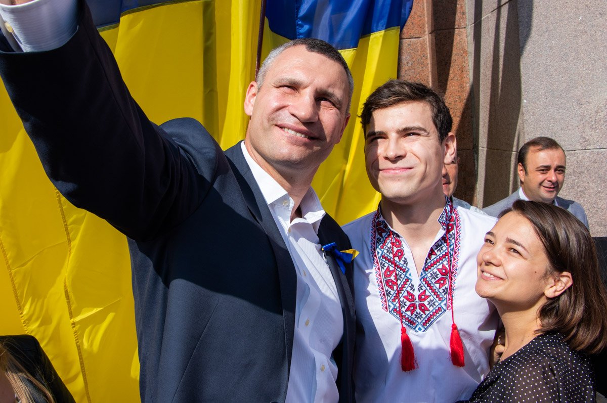 Лица этих людей буквально сияют от счастья Лица этих людей буквально сияют от счастья