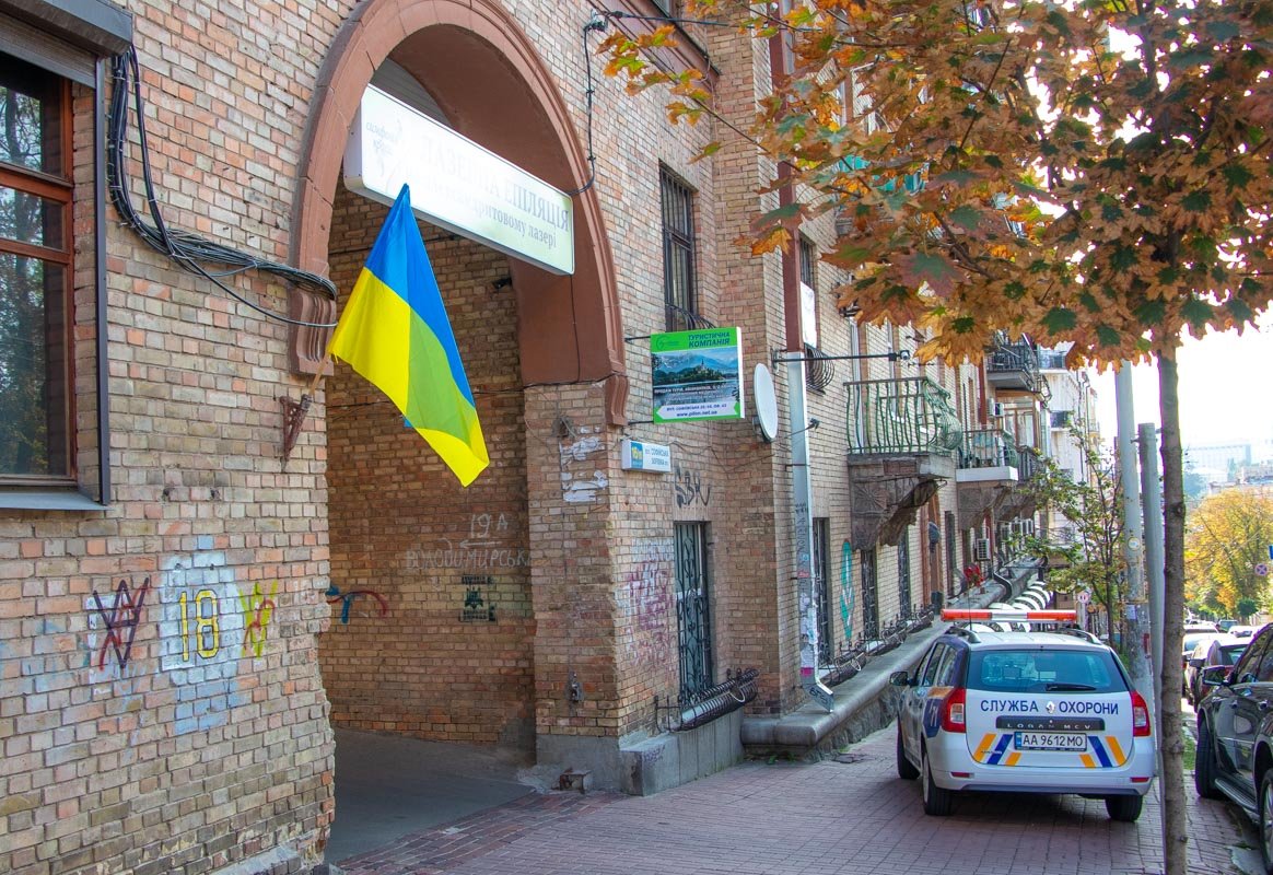 Не снимайте флаги. Пусть так будет всегда - ярко и празднично! Не снимайте флаги. Пусть так будет всегда - ярко и празднично!