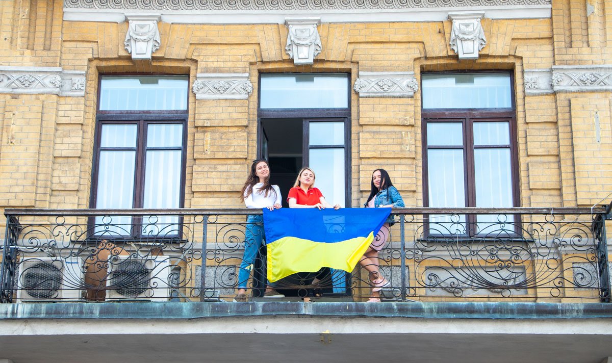 А вот и балкон Информатора:) С праздником, Украина! А вот и балкон Информатора:) С праздником, Украина!