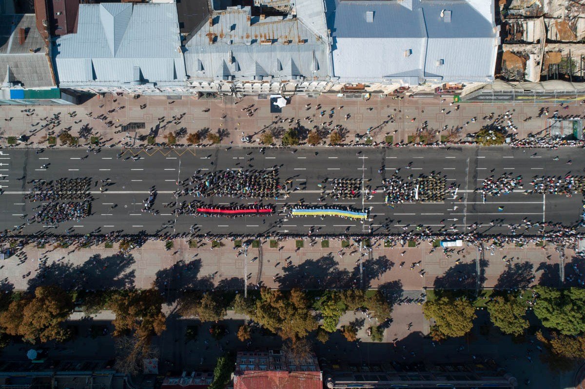 Колонна ветеранов и родных, которые погибли на Донбассе, двигалась по улице, на тротуарах стояли люди, которые кричали «Дякую»