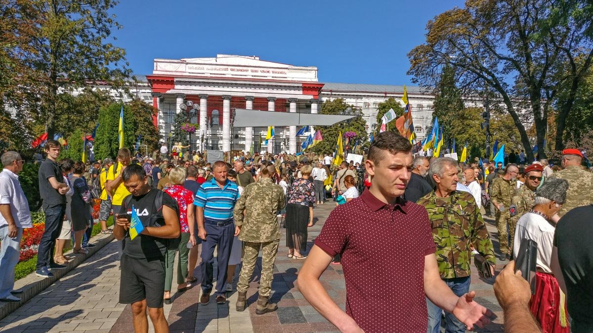Ветераны войны на Донбассе начали собираться около 10:00, а в 11:00 бойцы выдвинутся из парка Шевченко в сторону Бассарабской площади