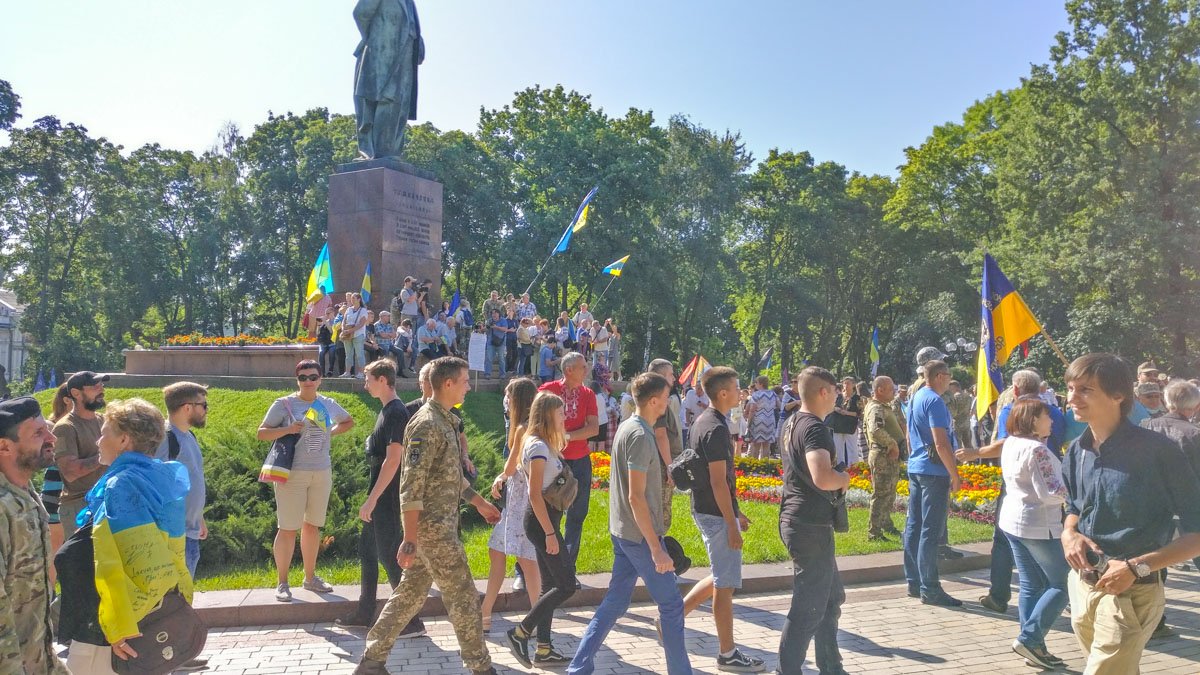 У многих на рукавах нашивки Правого сектора