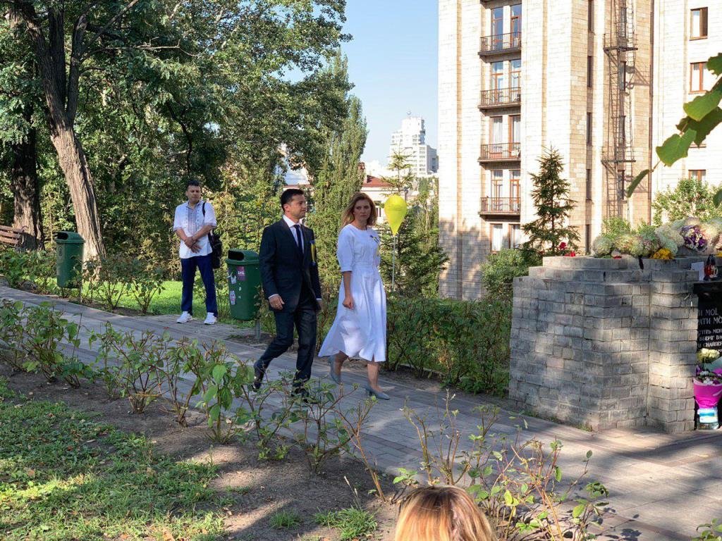 На Грушевского подъехал Президент Зеленский с женой. Фото: Страна