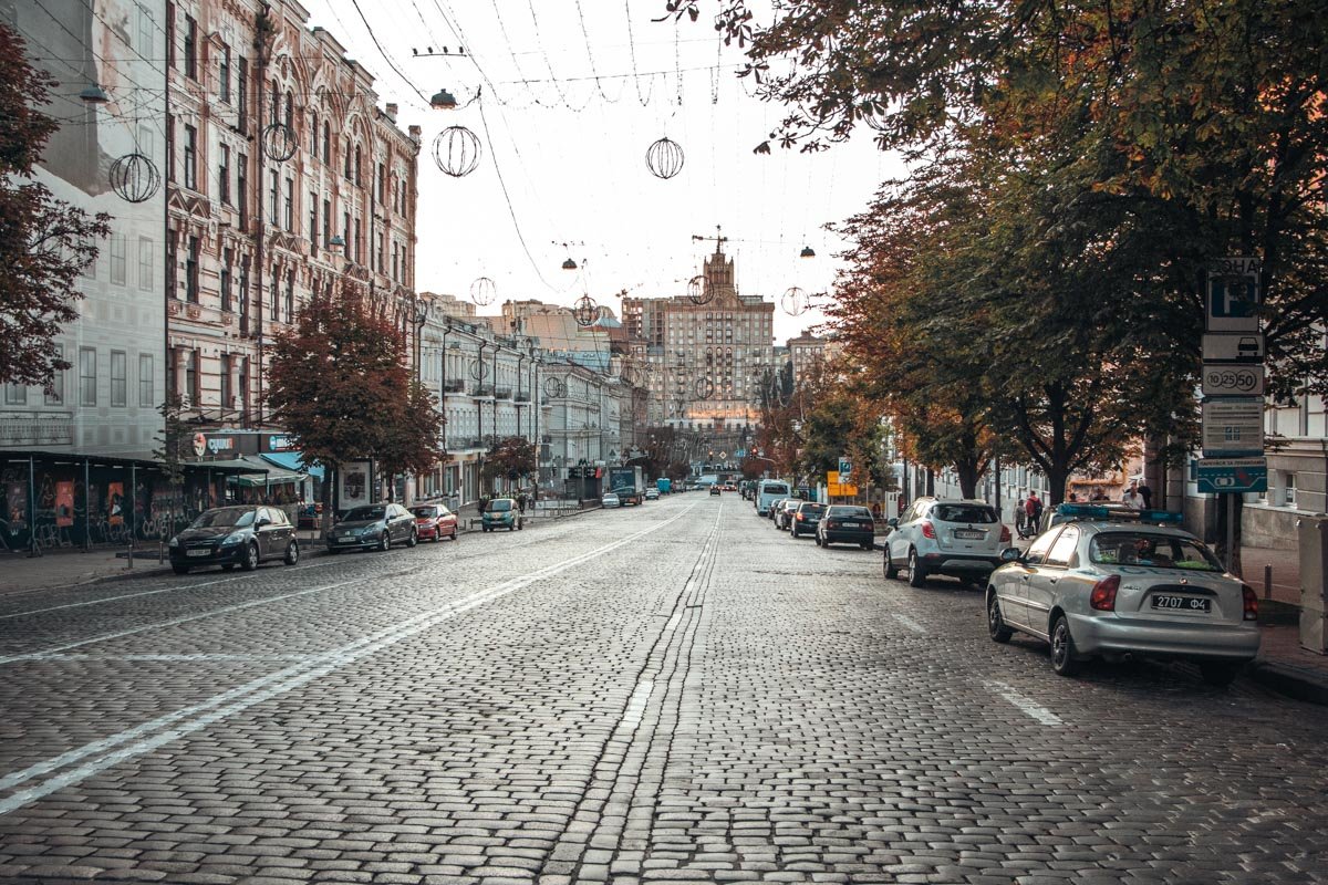 Единственные следы цивилизации - многочисленные авто, припаркованные тут и там