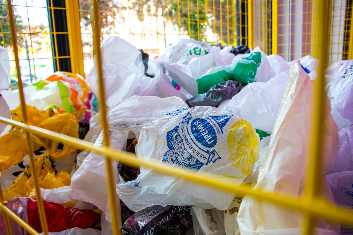 Всі. Свої призвали людей приносить свои полиэтиленовые пакеты и оставлять их на витрине магазина.