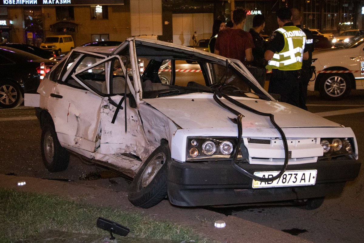В Киеве на площади Победы произошла авария с участием двух автомобилей