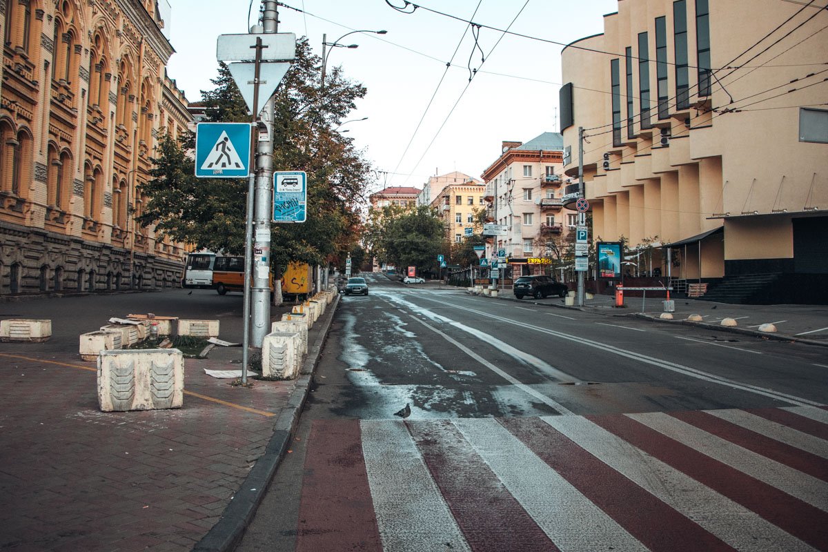 Если на Крещатике встретить людей еще можно, то стоит отойти от магистралей подальше, и вы останетесь совсем одни