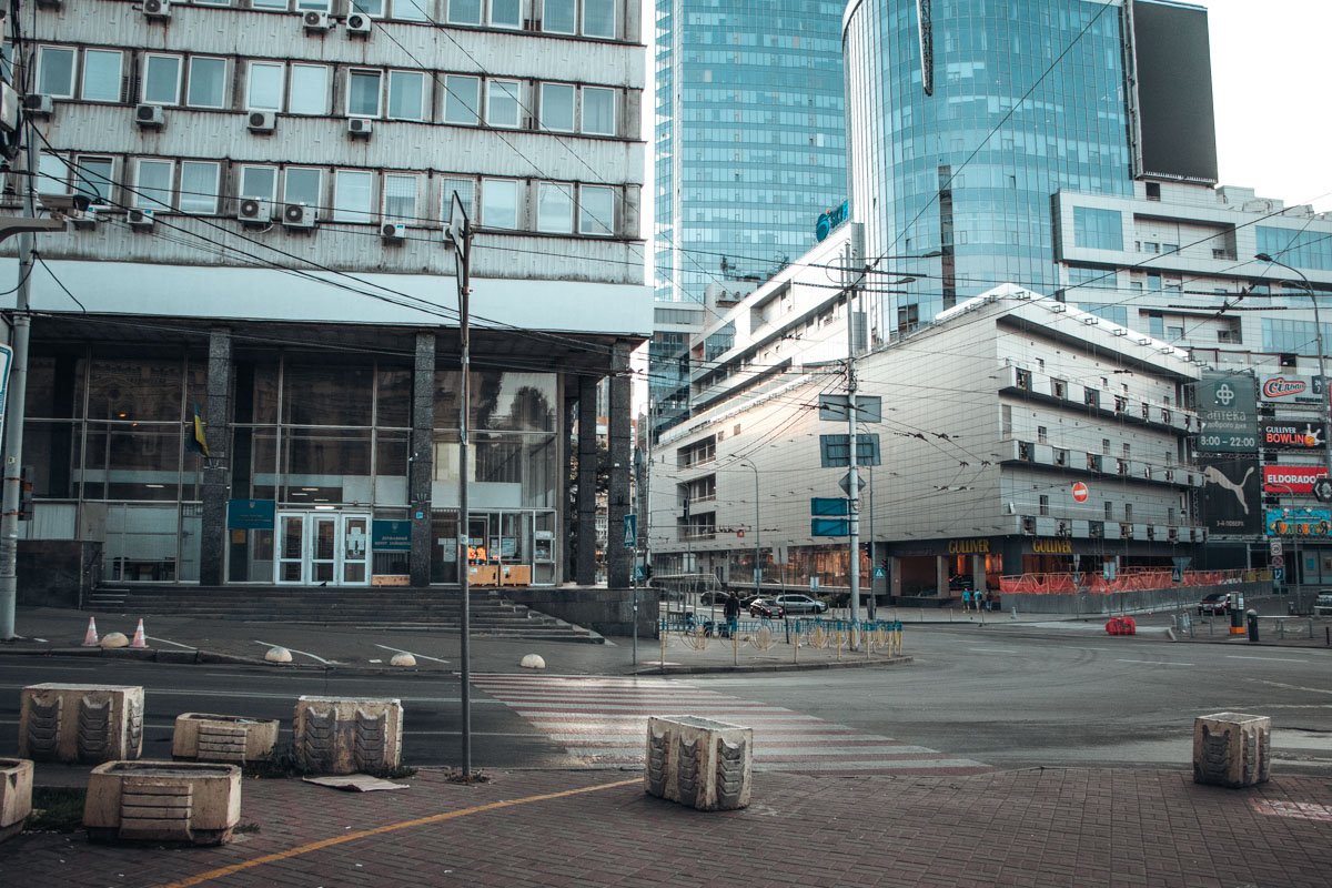 Единственные следы присутствия человека сейчас - это припаркованные автомобили