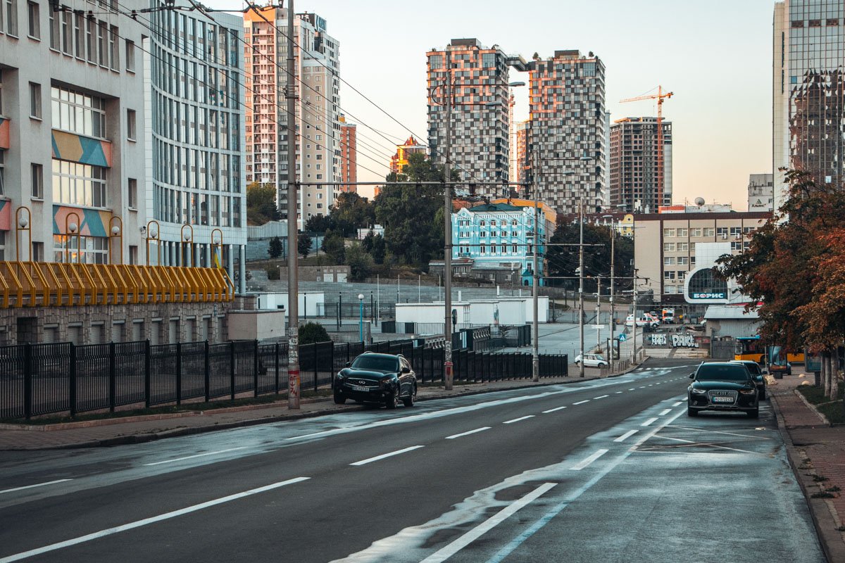 Именно такими безлюдными и пустынными рассветами можно насладиться красотой прямых линий в архитектуре столицы