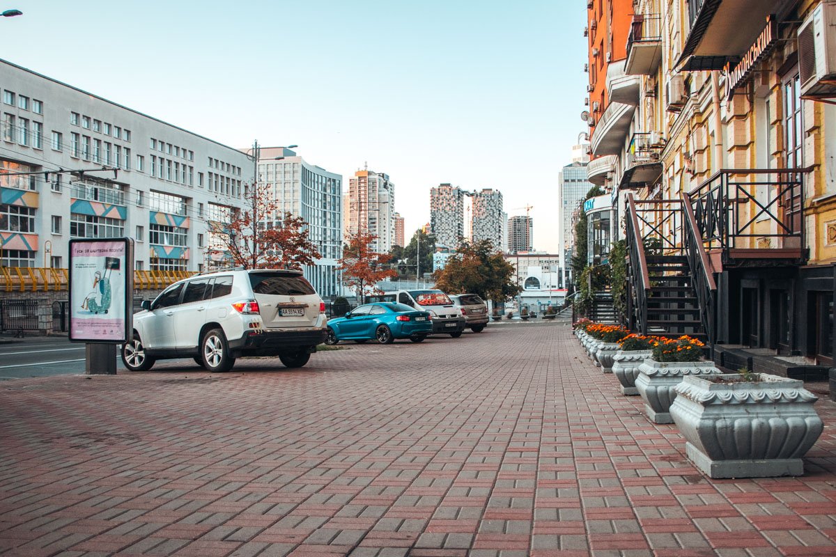 А еще именно такое меланхоличное время суток словно призывает обратить больше внимания на небо. И, стоит признать, оно сегодня на уровне