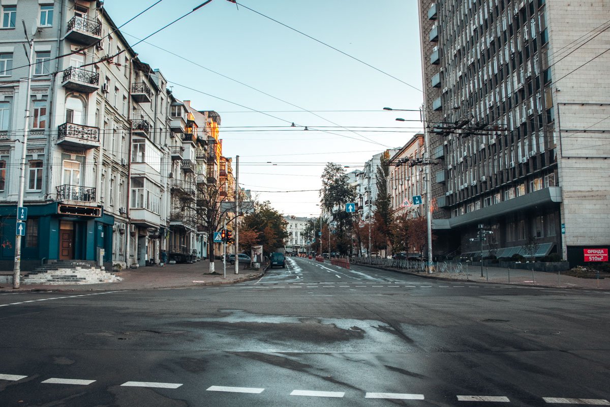 Совсем скоро эти пустынные улицы заполнят толпы народа