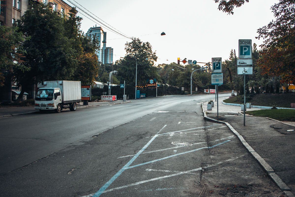 Глядя на такие пустые просторы, поневоле задумываешься о футбольном матче