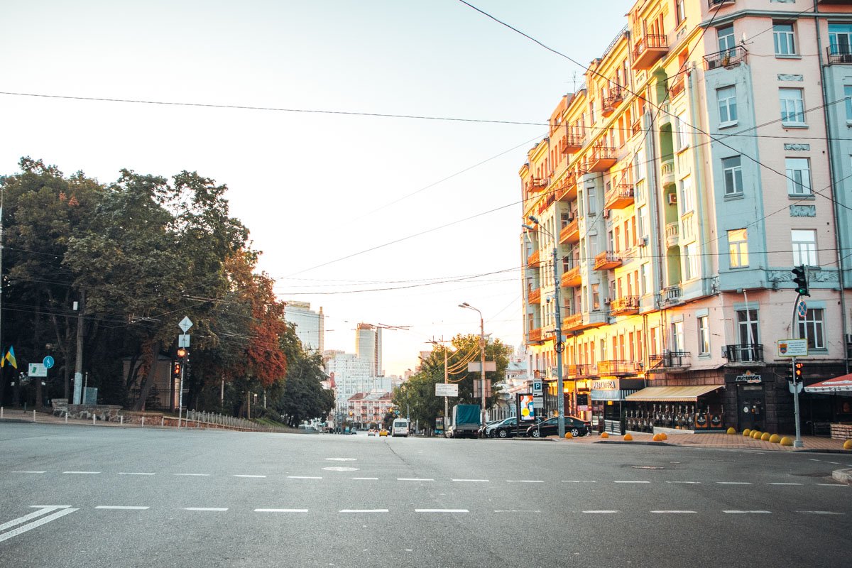 Однако меланхолия не может длиться вечно. Вот и серые сонные здания столицы начинают светиться солнечным светом