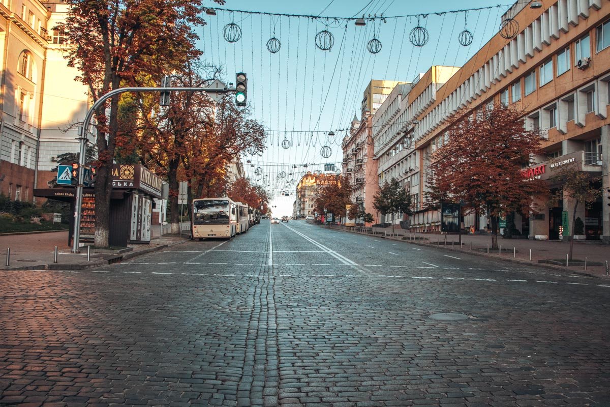 Гораздо более людными являются улицы ближе к Крещатику. Правда, большинство людей здесь - это полицейские и нацгвардейцы