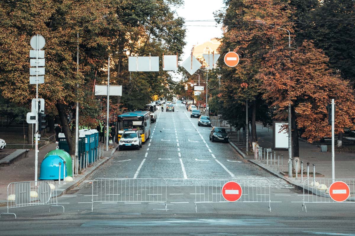 В течение ближайших часов непременным атрибутом центральных улиц будут такие ограждения