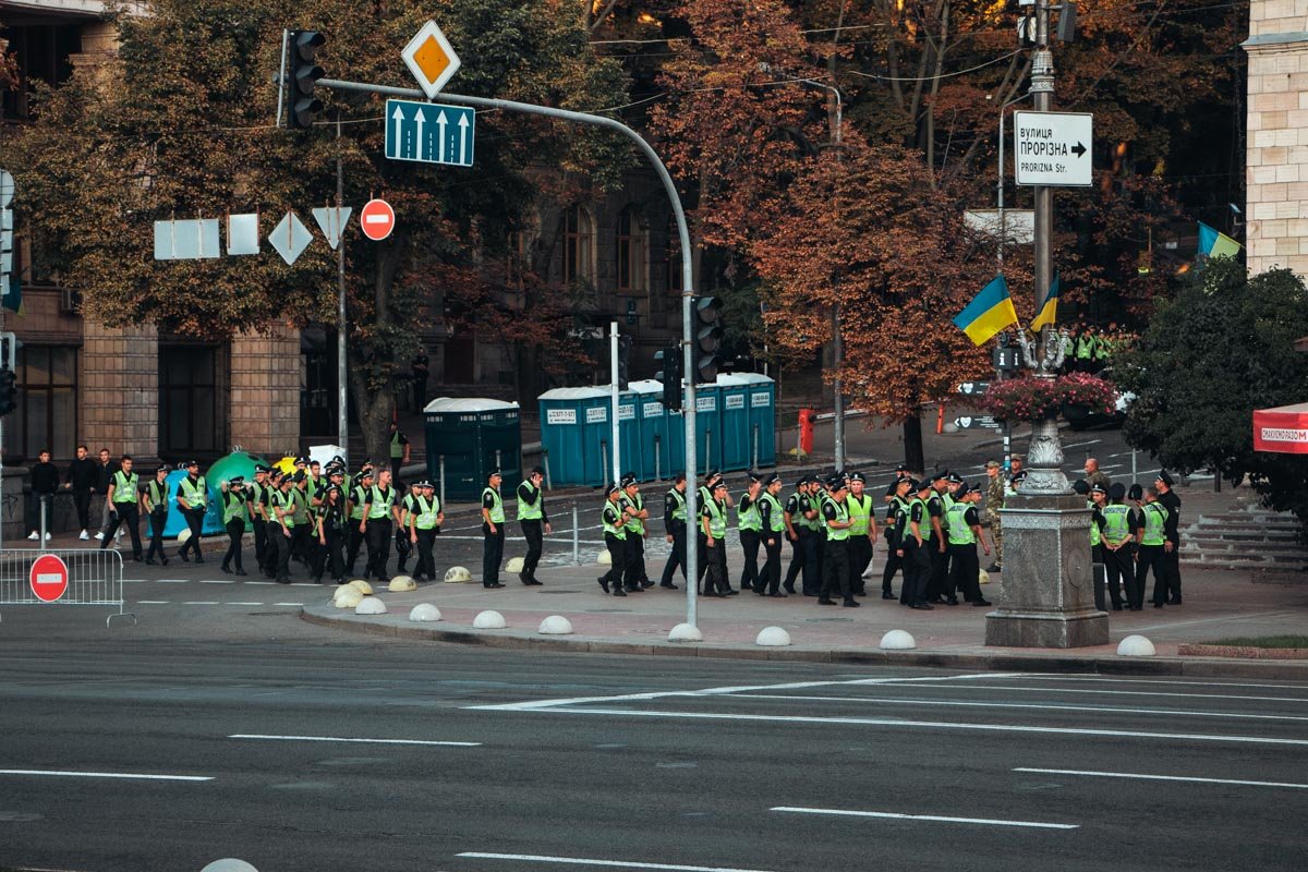 Очень странно видеть пустые дороги в самом сердце столицы, ведь они перекрыты