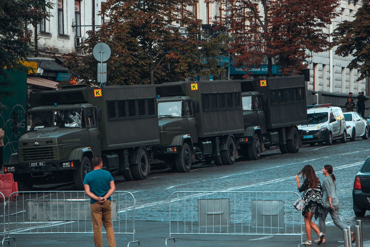 Людей на улице мало, но можно представить, как заполнится главная локация страны, когда начнется торжество