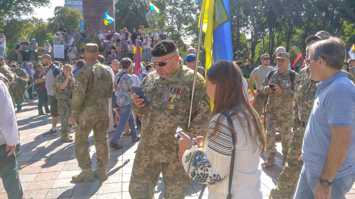 Внутри колонны будут двигаться примерно 20 групп по 12 человек