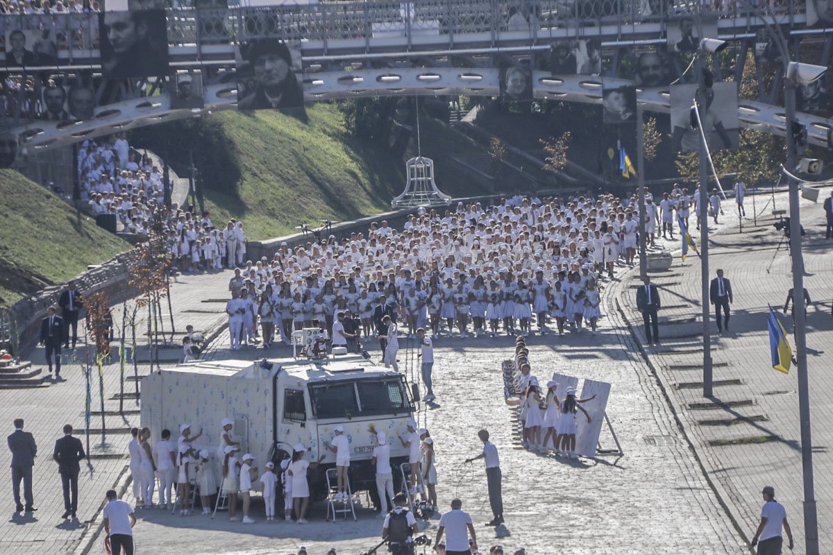 Владимир Александрович вместе с женой спустился к Майдану с Аллеи Героев Небесной Сотни
