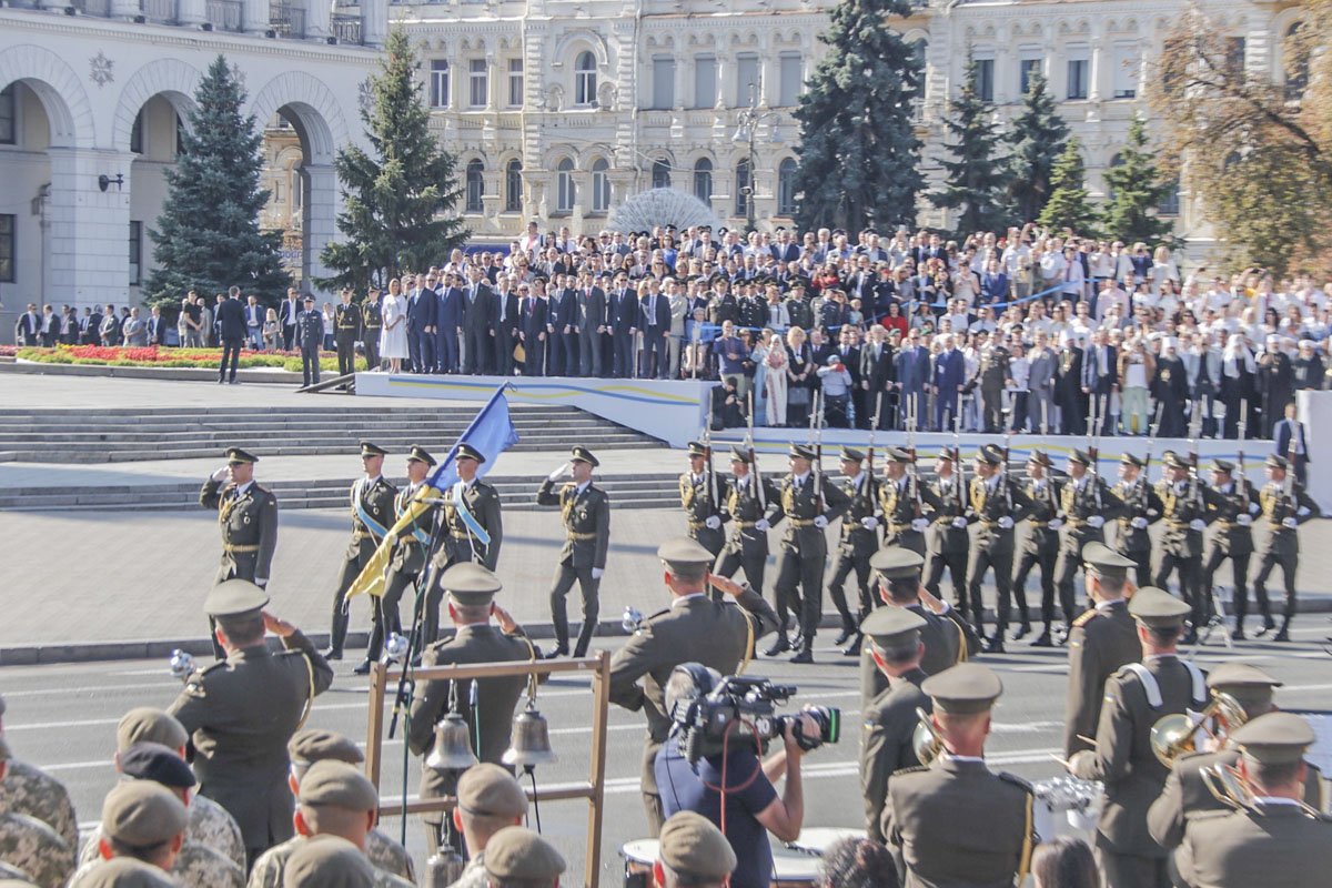 Людей очень много