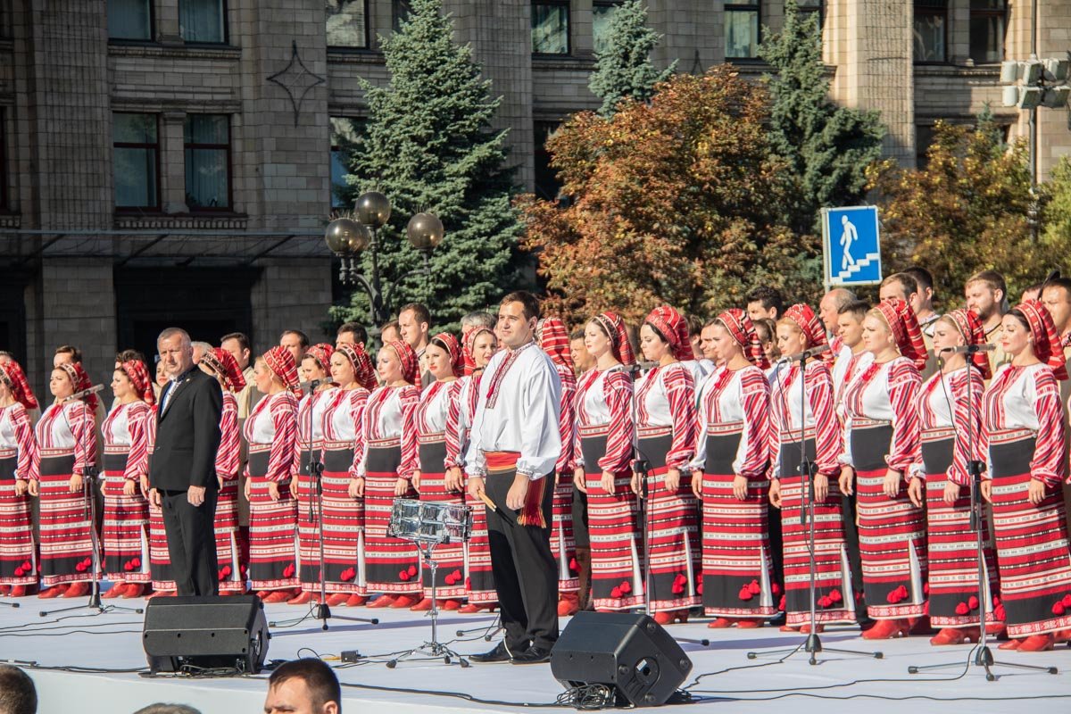 Исполнение легендарной композиции подхватил украинский хор 