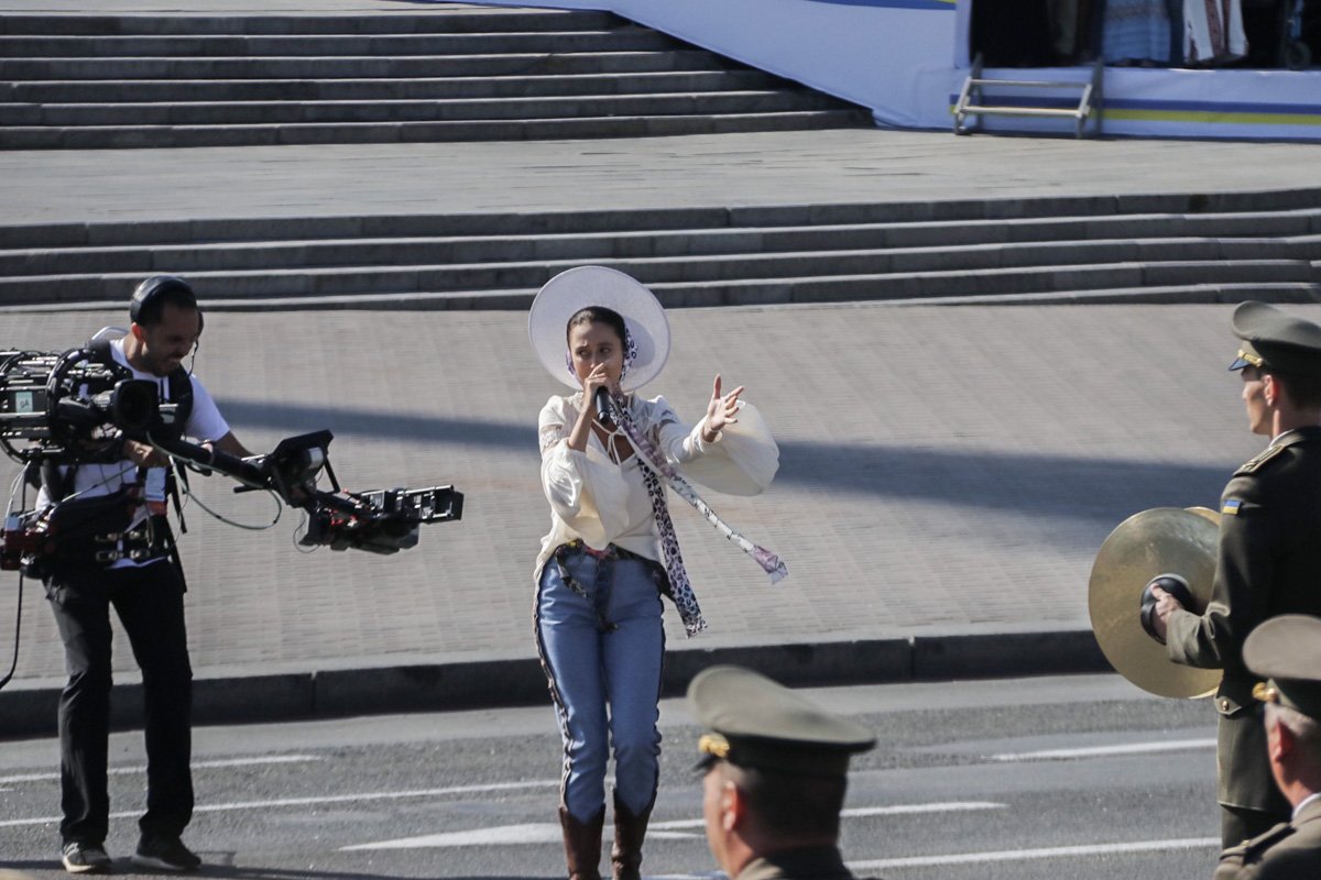 Необычной вариацией гимна гостей порадовала хип-хоп певица Alina Pash