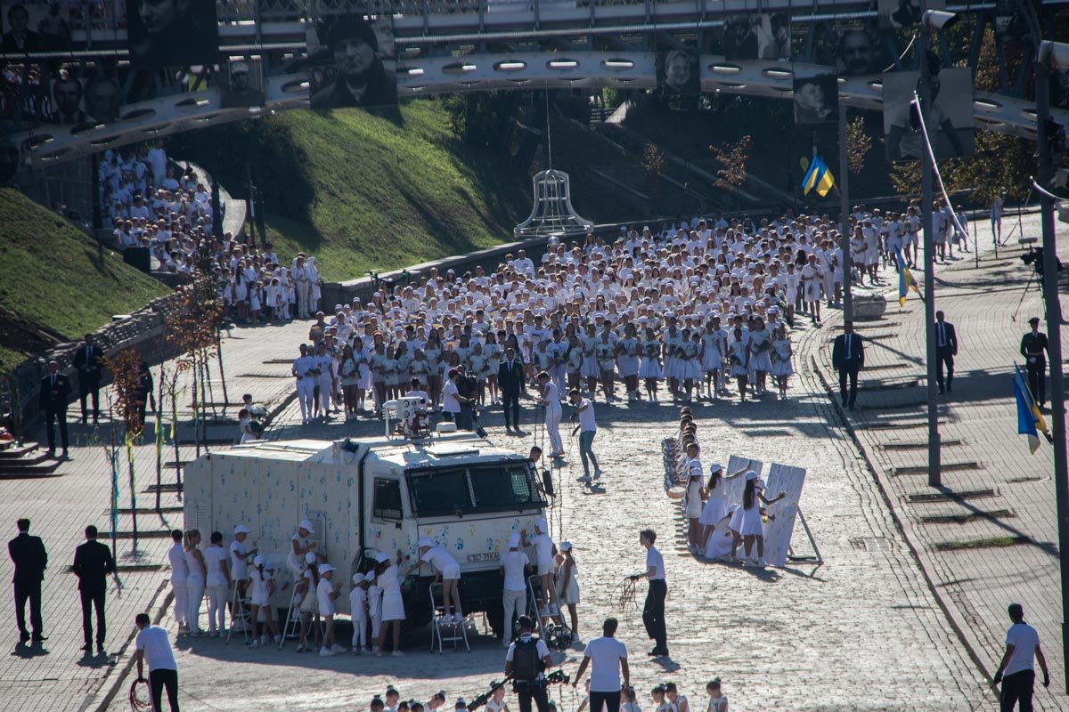 Владимир Зеленский с супругой спустился по Аллее Небесной сотни, где возложил цветы в память о погибших 