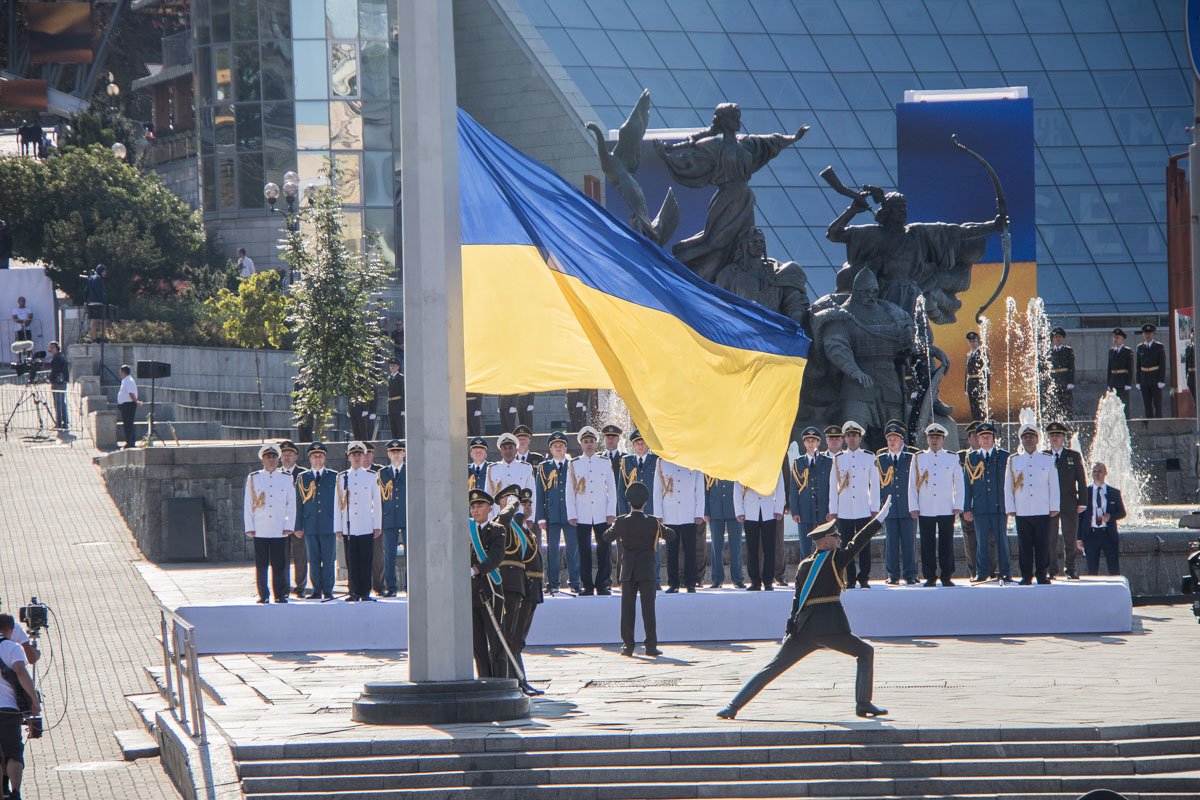 После торжественно подняли флаг Украины 