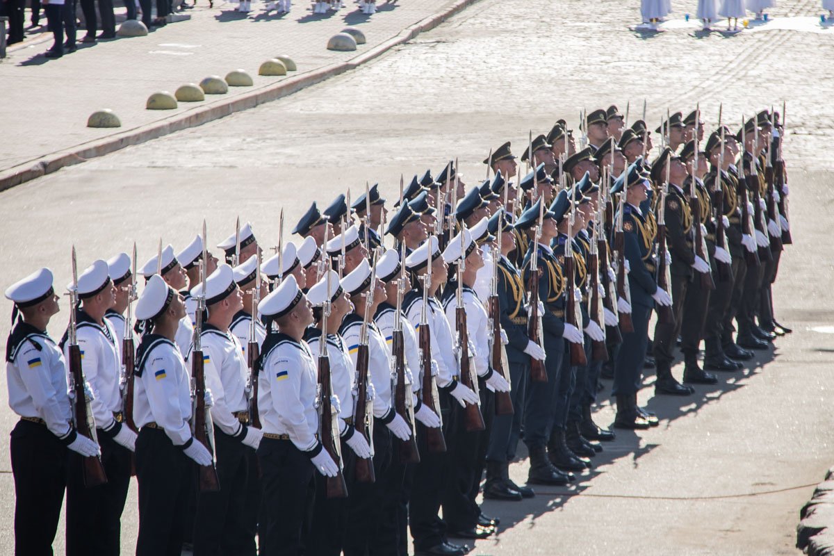 После поднятия флага зазвучал гимн Украины 