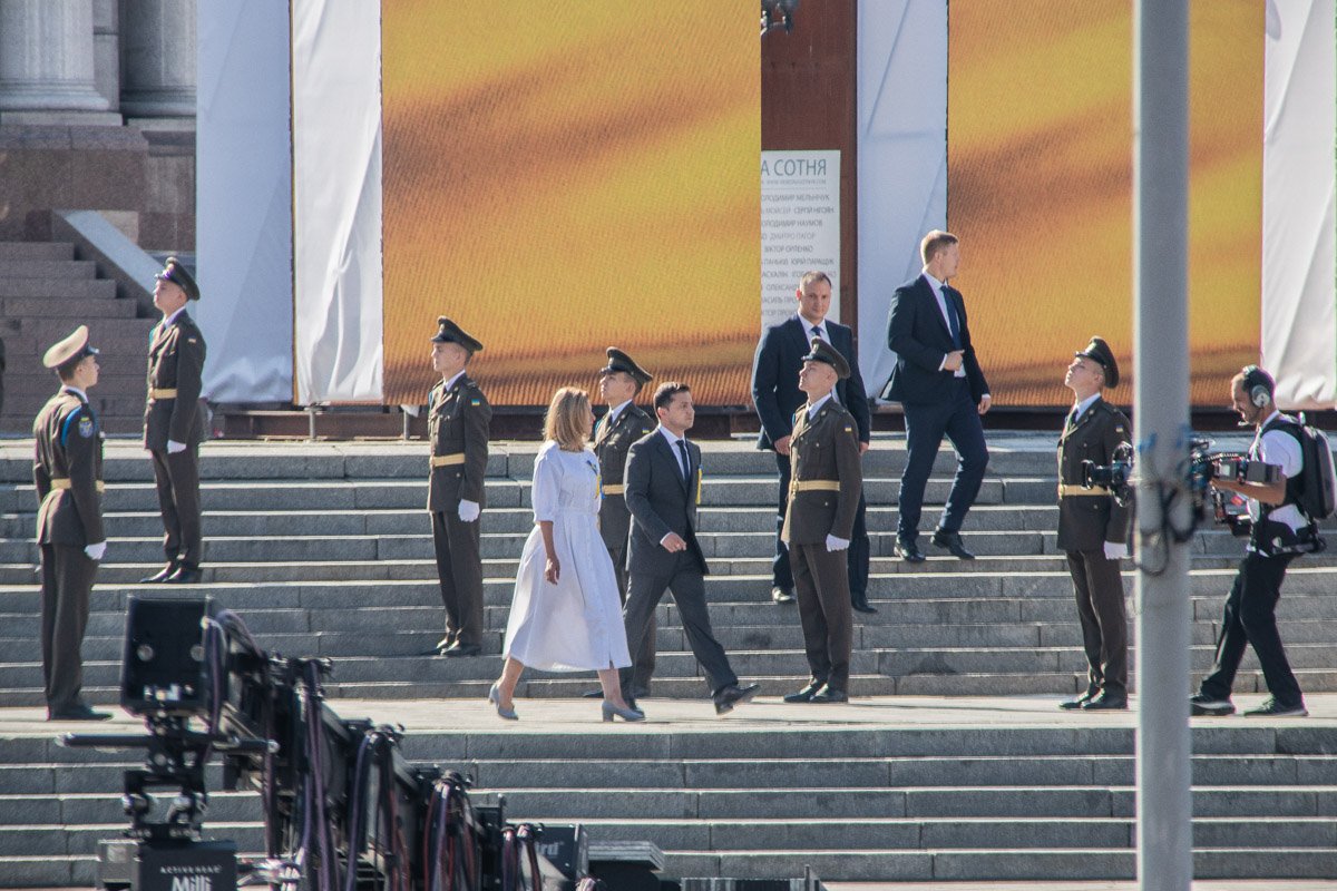 Владимир Зеленский отправился к трибуне, чтобы поздравить украинцев 