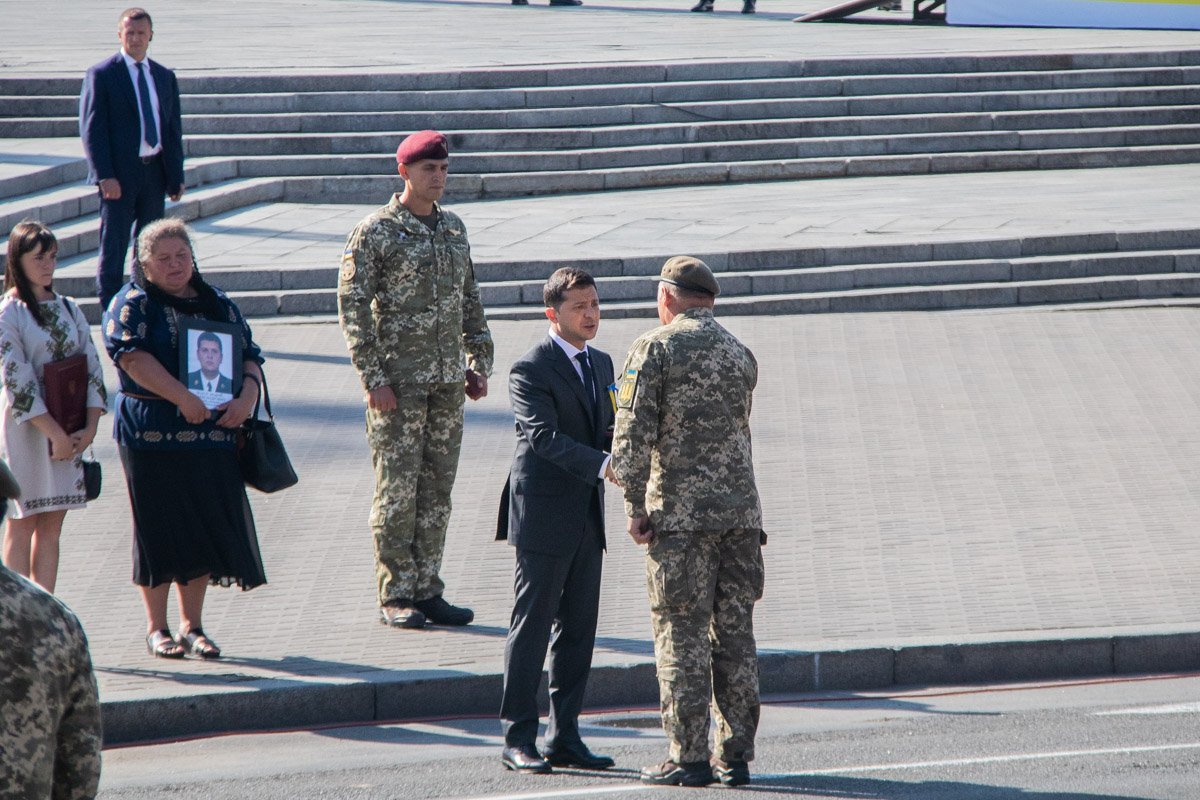 Он также наградил военных и поблагодарил за службу Украине 
