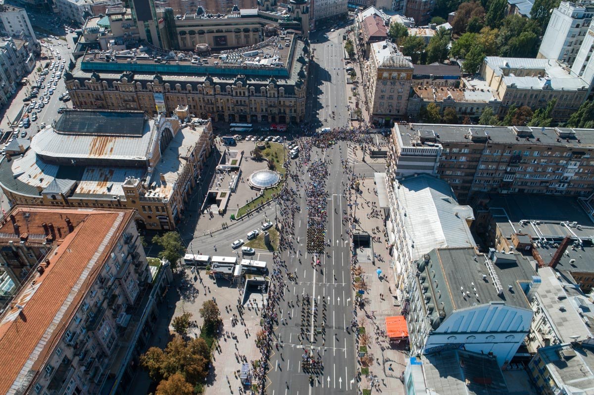 На Бессарабской площади колонна свернула в сторону Майдана