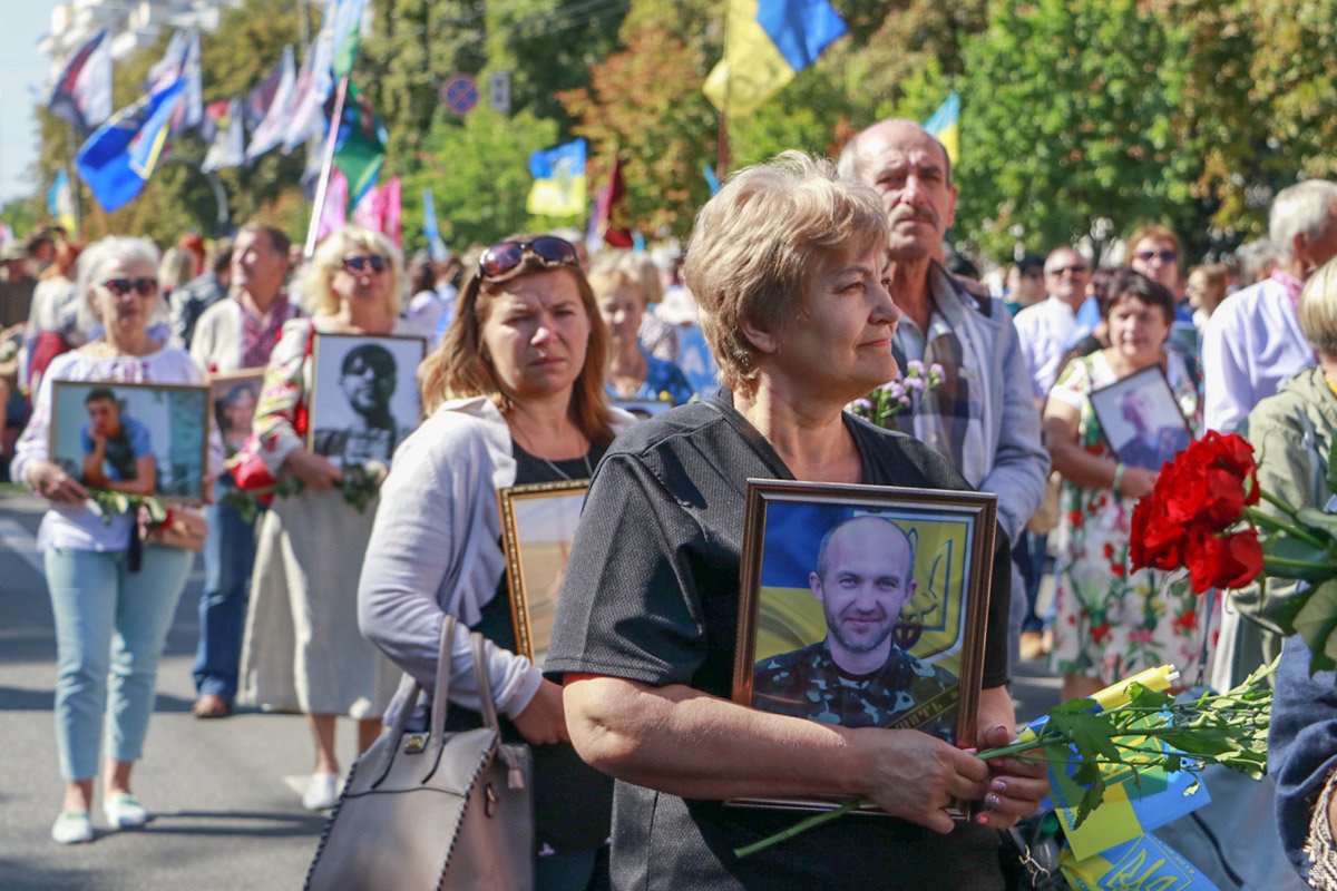 Во главе колоны шли матери, родные и близкие с портретами погибших в зоне боевых действий на востоке Украины