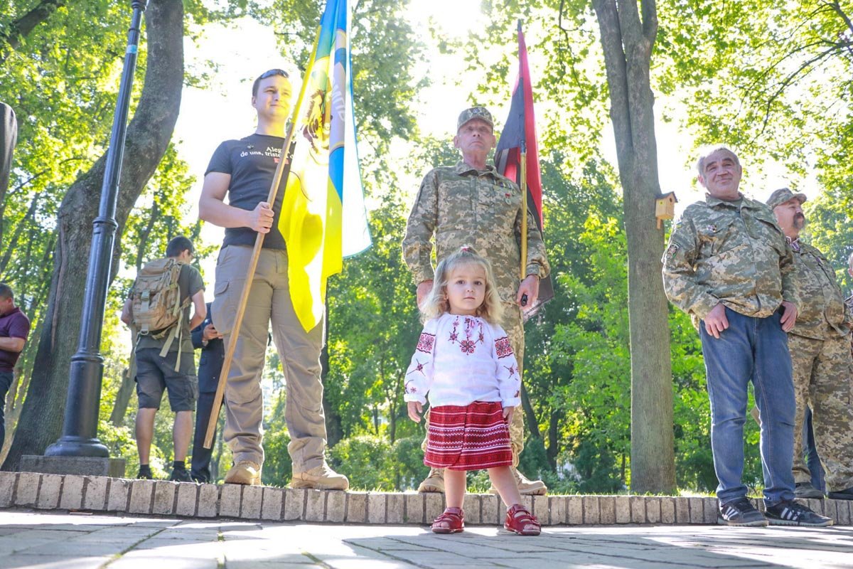 Многие пришли поддержать военных с детьми