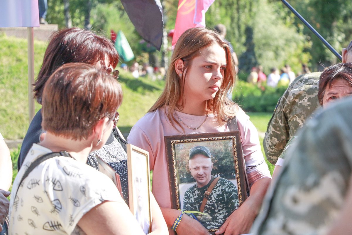 Девушка с портретом погибшего близкого