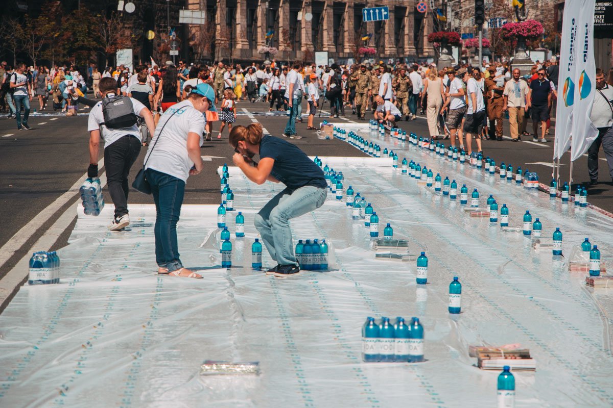 В День Независимости Украины в Киеве на Крещатике десятки людей разместились прямо на проезжей части В День Независимости Украины в Киеве на Крещатике десятки людей разместились прямо на проезжей части