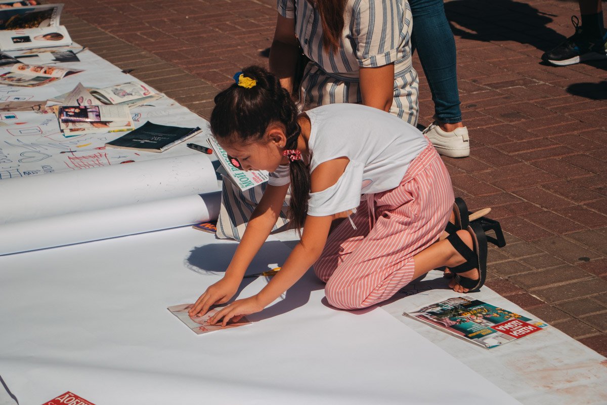 Для этого организаторы подготовили достаточное количество фломастеров, журналов, клея и ножниц Для этого организаторы подготовили достаточное количество фломастеров, журналов, клея и ножниц