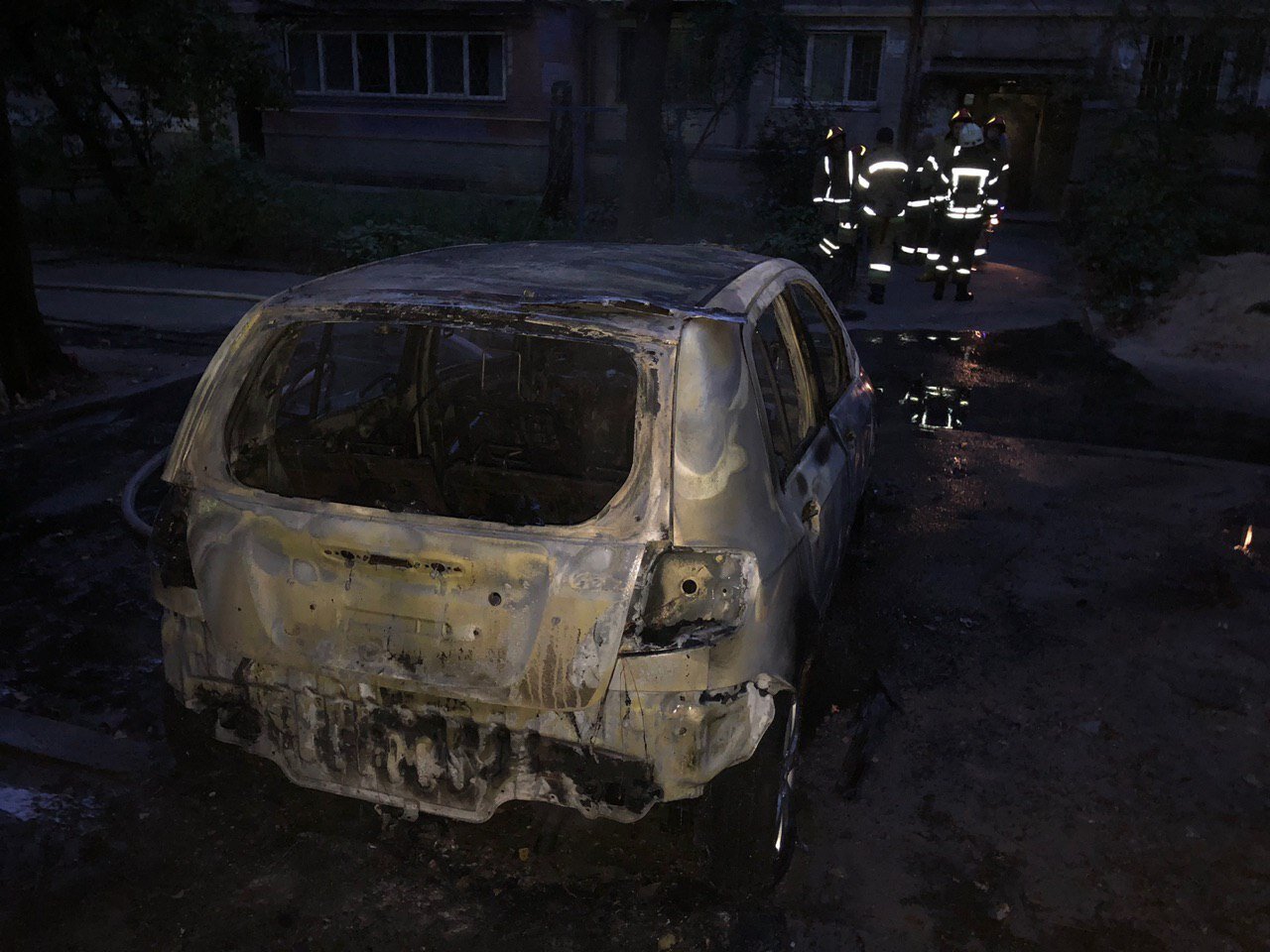 На Салютной сгорела стоящая на парковке машина На Салютной сгорела стоящая на парковке машина