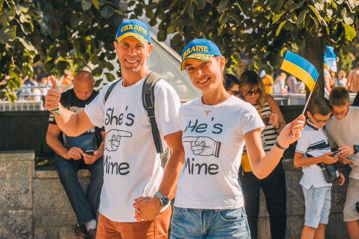 Все вокруг улыбаются и дарят свои позитивные эмоции друг другу