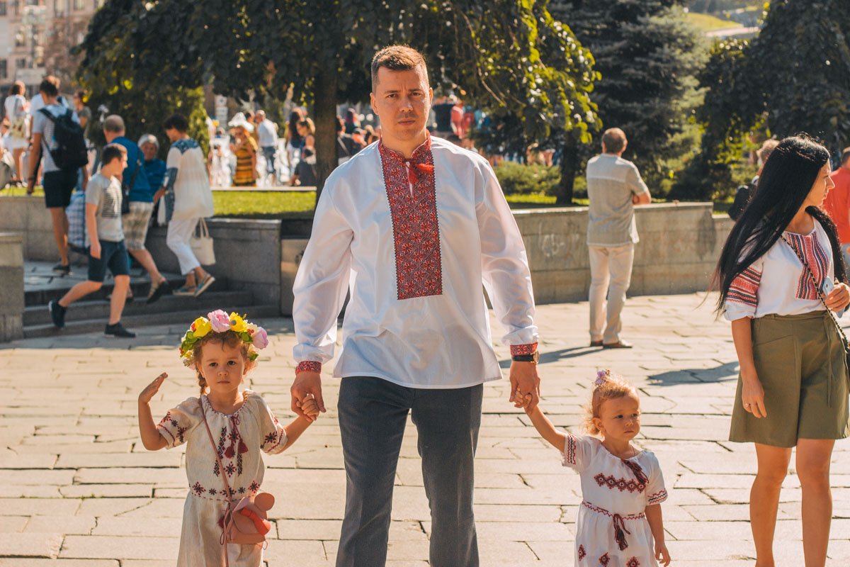 Тысячи людей в вышиванках радуют глаз