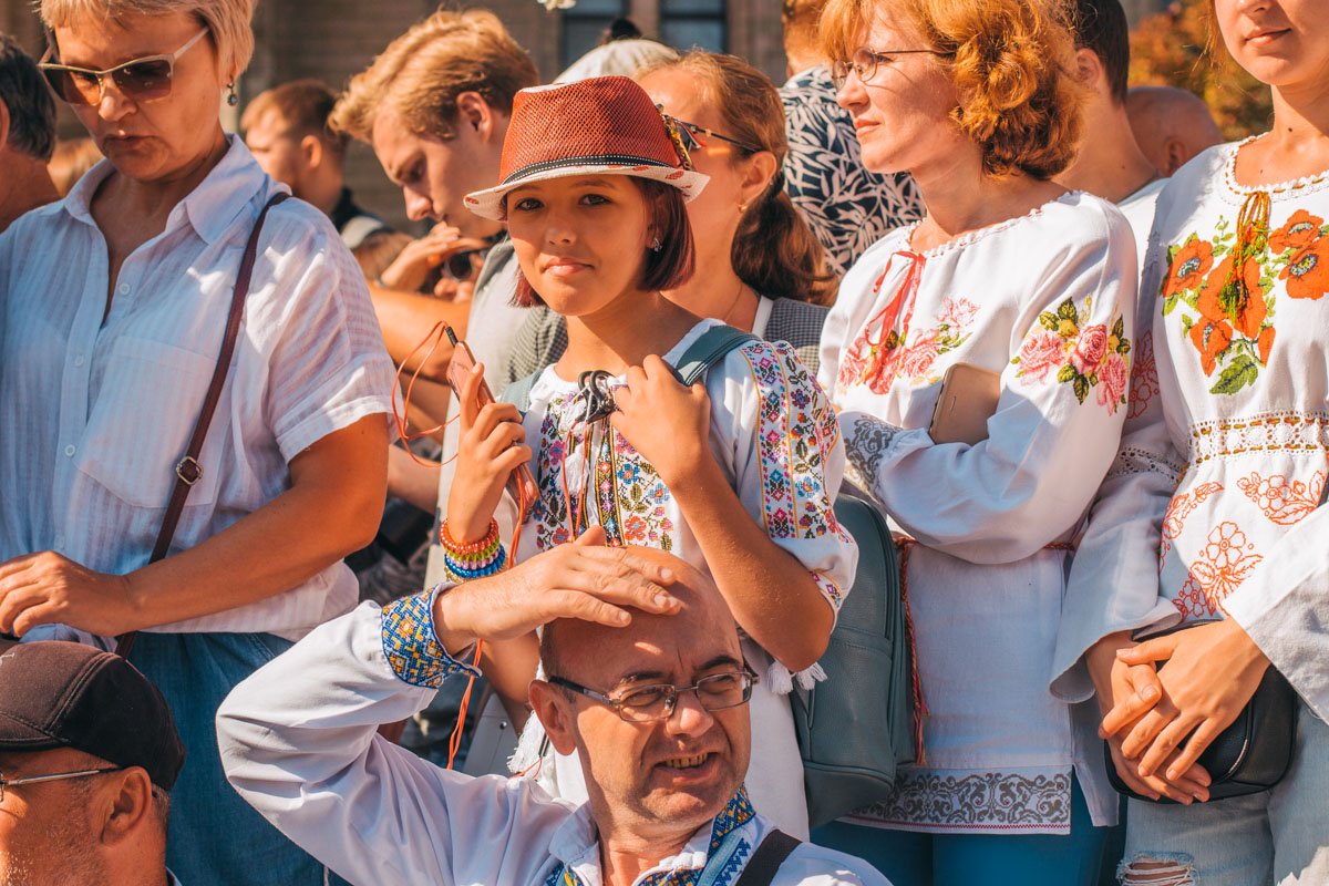 И солнце, и наряды людей - все сегодня сияло особенным светом праздника