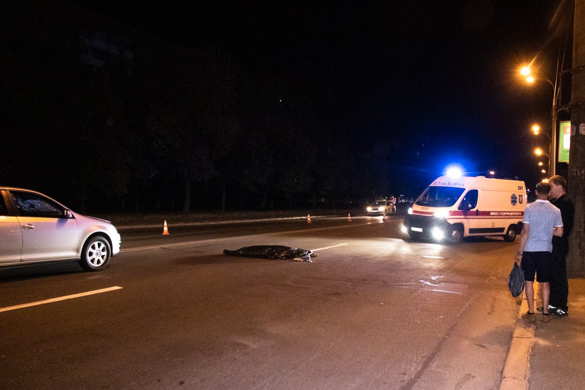 В Киеве на Харьковском шоссе Volkswagen насмерть сбил человека В Киеве на Харьковском шоссе Volkswagen насмерть сбил человека