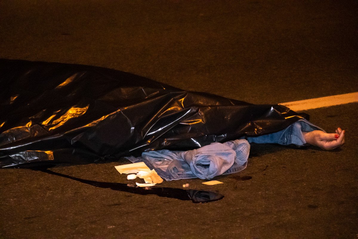 Женщина пыталась перебежать дорогу в неположенном месте Женщина пыталась перебежать дорогу в неположенном месте