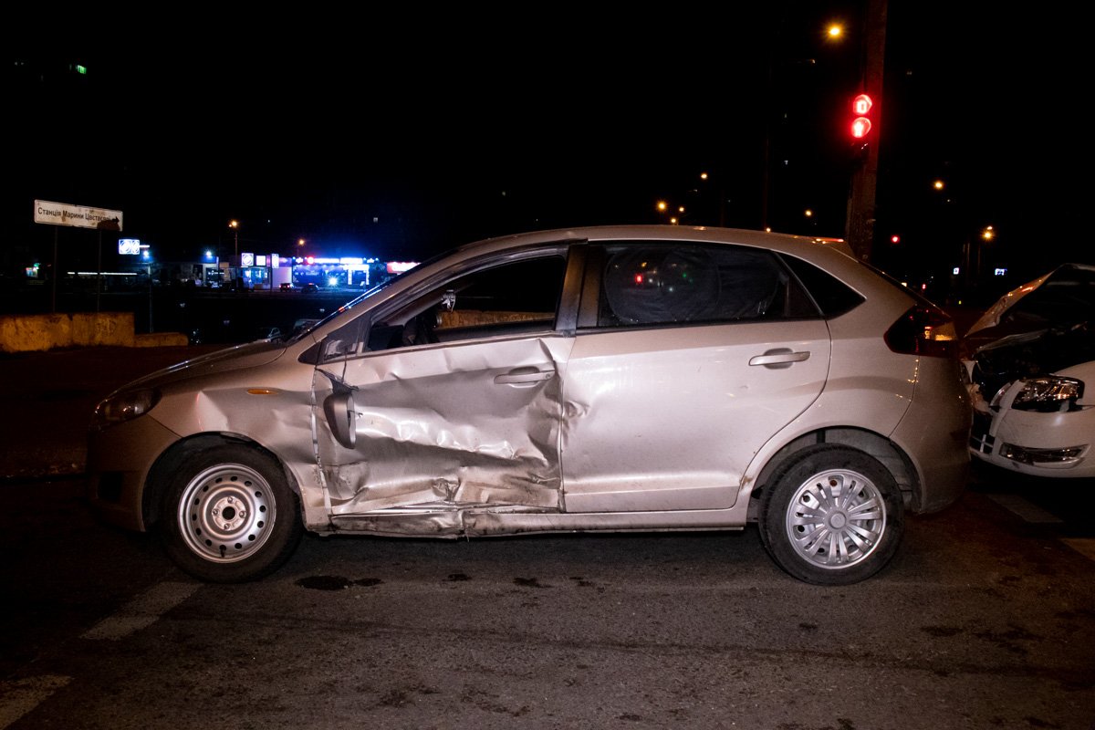 Водитель Foraza двигался на красный свет и получил удар в бок