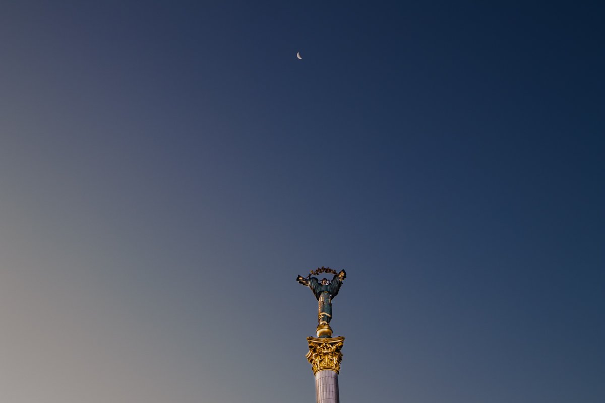 Однако постепенно солнце и свет берут свое, освещая все вокруг и придавая четкости окружающему миру