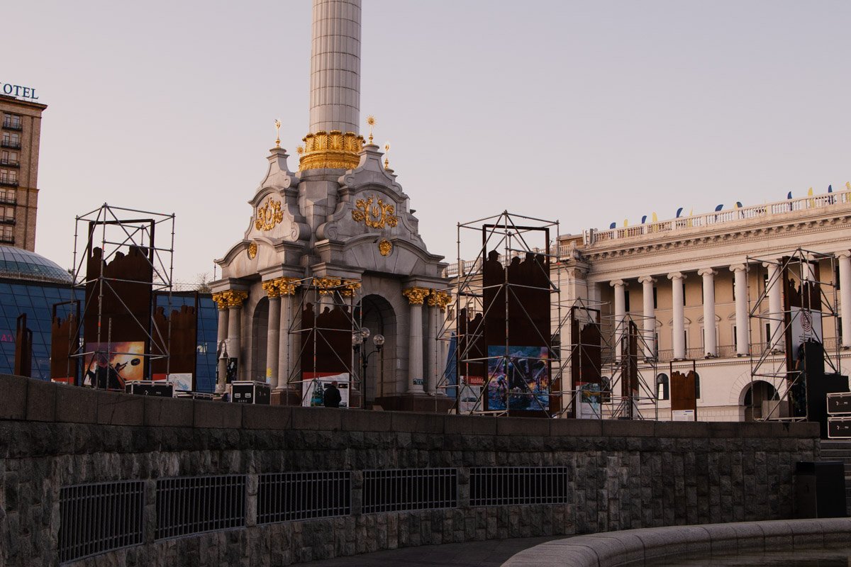 В случае с Майданом Независимости на утро после праздника, солнце высвечивает пока не демонтированные конструкции