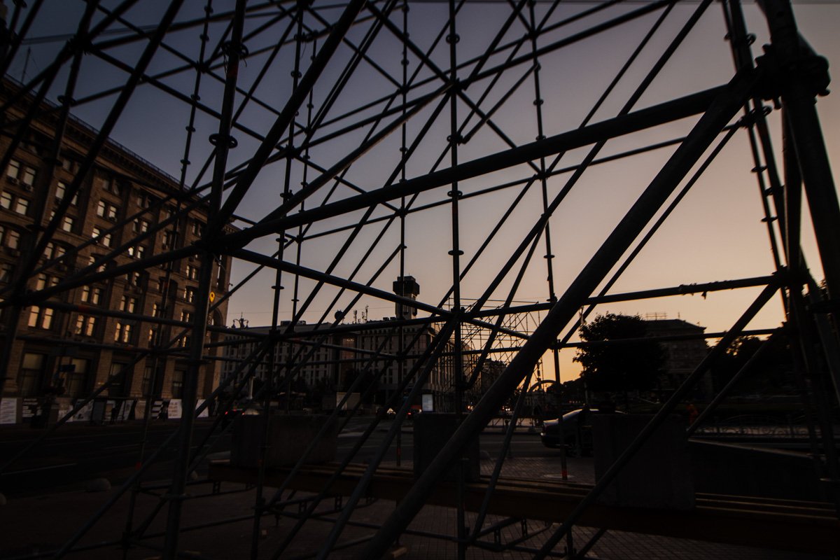 В неверное время предрассветных сумерек леса выглядят причудливой рамкой, в которой помещается весь Майдан