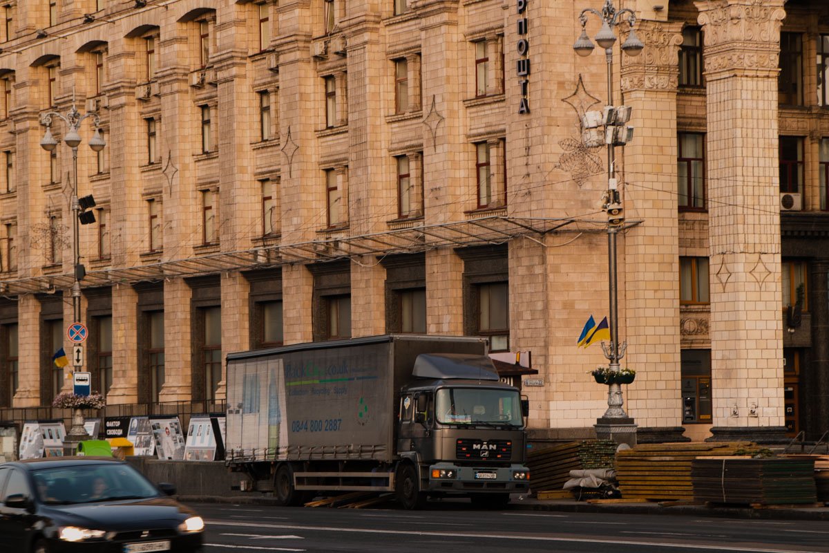 Если не знать, что накануне вся страна праздновала, можно подумать, что на Майдане вот-вот начнется грандиозная стройка