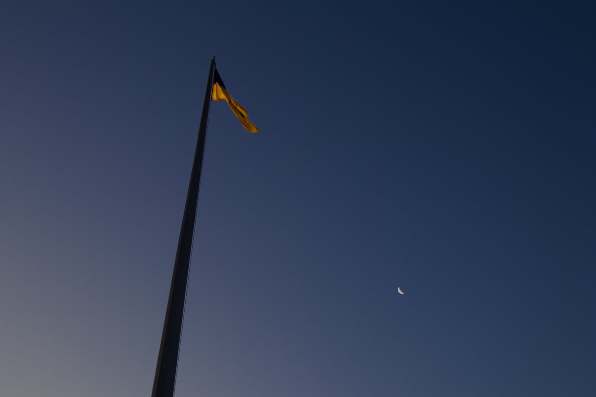 Хочется верить, что следующие 28 лет наша любимая страна будет стремиться вверх так же, как этот флагшток